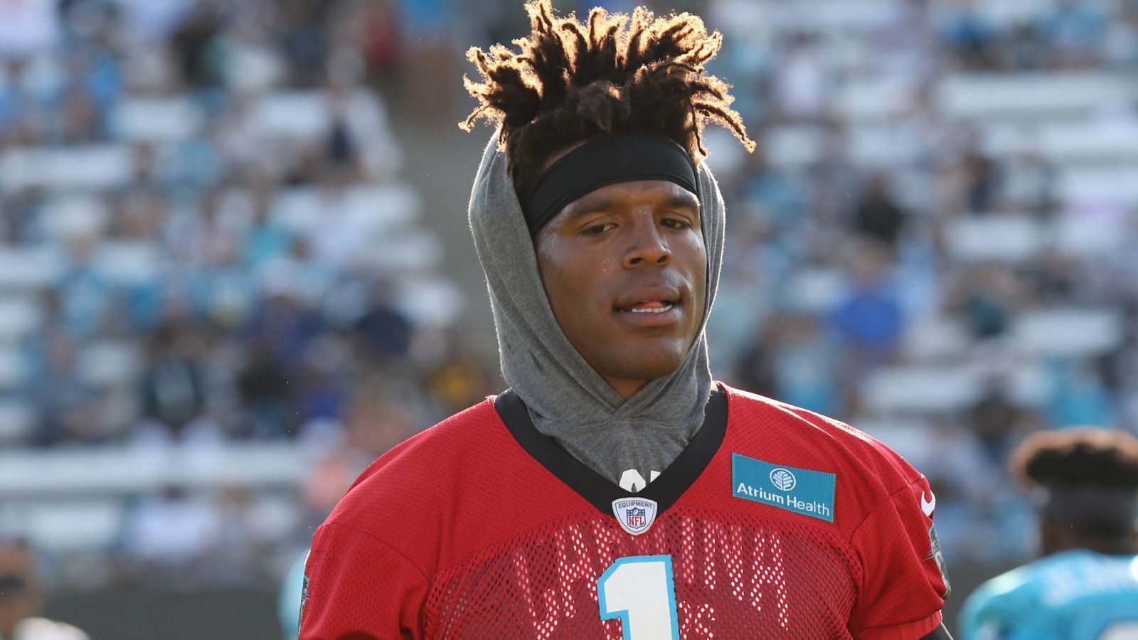 
                <strong>Cam Newton</strong><br>
                Ähnliche Fragezeichen wie bei Garoppolo. Der Signal Caller der Panthers wurde in der Offseason (zum zweiten Mal nach 2017) an der Schulter seines Wurfarms operiert. Klar ist: Er wird seine Spielweise aufgrund seiner Verletzungshistorie und seines zunehmenden Alters umstellen. "Ich freue mich auf die Herausforderung. Es ist ein bisschen so, als ob ich ein Rookie wäre", sagte er. Ein 30 Jahre alter Rookie mit dem Status eines Superstars bei seinem Comeback: eine interessante Konstellation. Wenn er denn nach seiner Rückkehr auf den Platz im Training Camp auch ran darf.
              