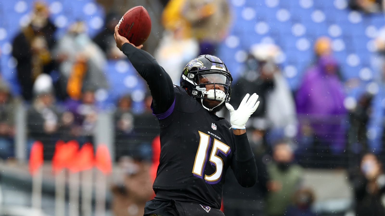 
                <strong>Baltimore Ravens (2016, 2021)</strong><br>
                Anschließend ging es für Johnson zum ersten Mal nach Baltimore. Die Ravens entließen den Quarterback aber noch vor der Saison. Im zweiten Anlauf 2021 startete er in Woche 16 für den verletzten Lamar Jackson. Johnson warf 304 Yards und zwei Touchdowns, verlor aber mit 21:41 gegen die Cincinnati Bengals. Das war sein 37. und bisher letzter Einsatz in der NFL.
              