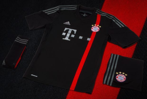 
                <strong>Bayern München Champions-League-Trikot</strong><br>
                Das Champions-League-Trikot von Bayern München ist ganz schwarz und mit einem vertikalen roten Streifen versehen.
              