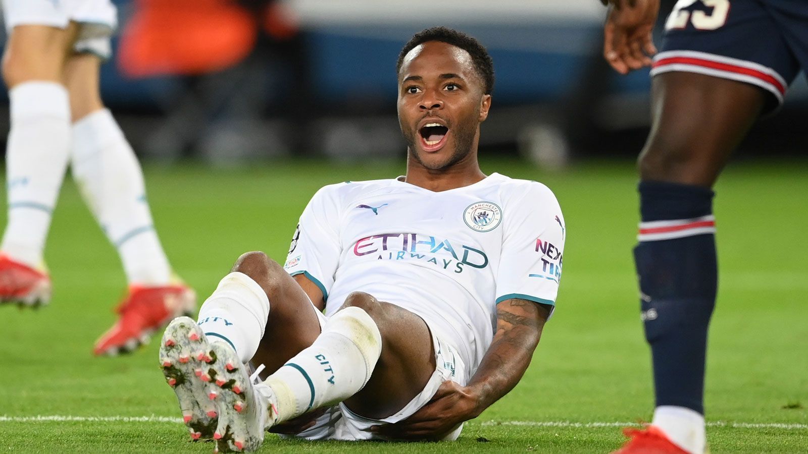 
                <strong>Raheem Sterling (Manchester City)</strong><br>
                Rieb sich als zentraler Mittelstürmer zwischen all den Defensiv-Recken von PSG regelrecht auf. Schirmte viele Bälle in klassischer Manier ab, bekam aber wenig Hilfe von Kevin de Bruyne. Hätte nach dessen traumhafter Vorlage in Halbzeit eins eigentlich per Kopf treffen müssen. Weil der quirlige Engländer aber nur 1,70 Meter groß ist, landete der Ball an der Latte. Dieser Fauxpas wird beim geneigten Beobachter aber nicht hängen bleiben, weil Bernardo Silva anschließend auf groteske Art den Ball nicht ins Tor bekam. Von da an weitgehend ohne Wirkung. 
              