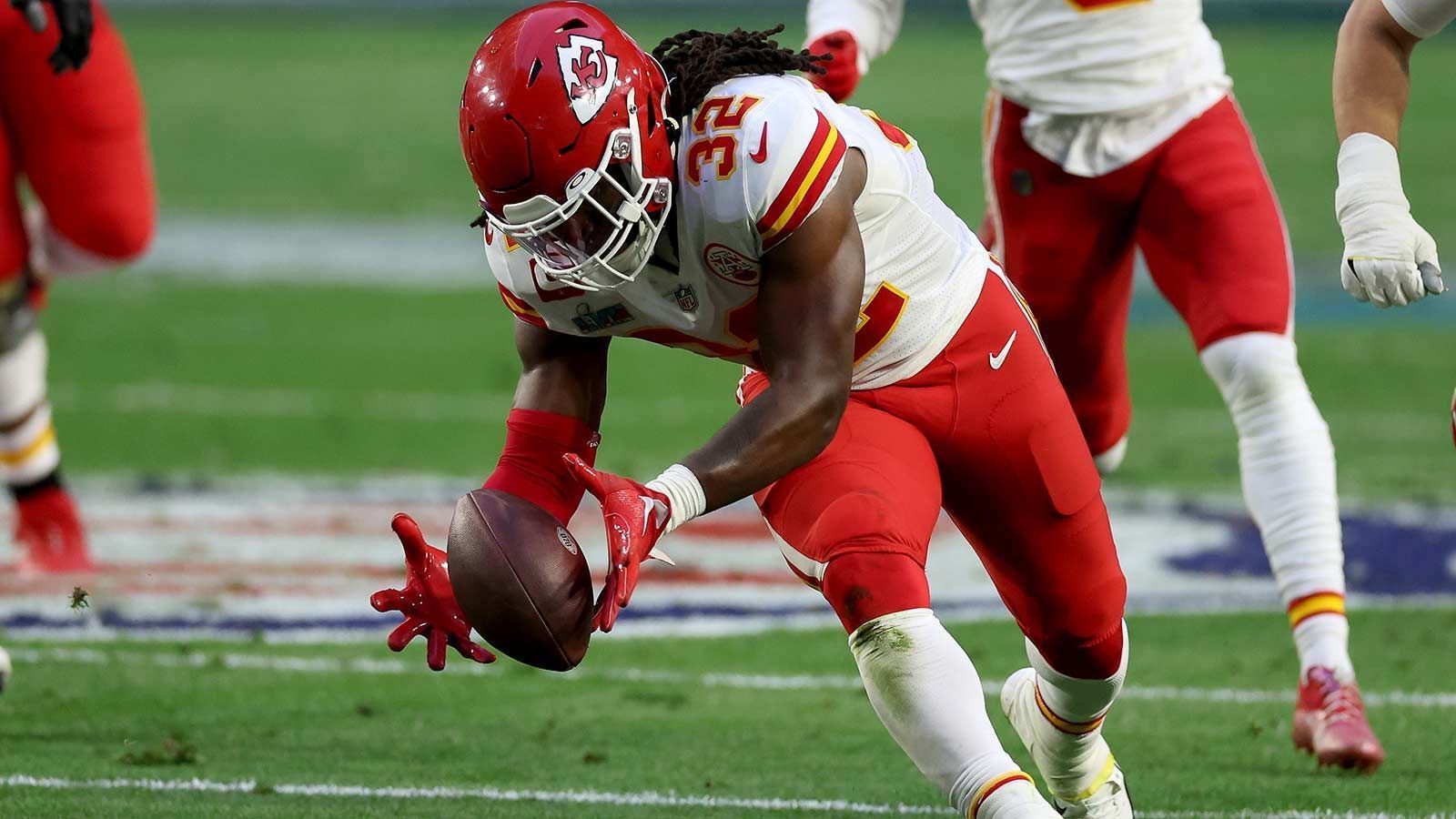 
                <strong>Nick Bolton</strong><br>
                Vor dem Super Bowl wurde kaum über Chiefs-Linebacker Nick Bolton gesprochen. Im Finale avancierte er zum stärksten Defense-Spieler auf dem Feld. Mit neun Tackles führte er beide Mannschaften an und lief einen Fumble von Eagles-Quarterback Jalen Hurts bis in die Endzone zurück. In der zweiten Hälfte wäre sogar fast noch ein zweiter Touchdown dazugekommen, aber die Schiedsrichter entschieden, dass Eagles-Running-Back Miles Sanders den Prozess des Passfangs nicht abgeschlossen hatte, bevor er den Ball fallen ließ. Trotzdem ein beeindruckendes Spiel von Bolton.
              