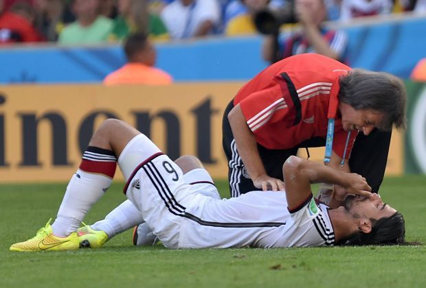 
                <strong>Juni 2014: Innenbandzerrung</strong><br>
                Im WM-Spiel gegen Ghana zieht sich Sami Khedira eine Innenbandzerrung im linken Knie zu. Im nächsten Spiel gegen die USA kann er deshalb nicht auflaufen. Auch auf das WM-Finale verzichtet der angeschlagene Khedira.
              