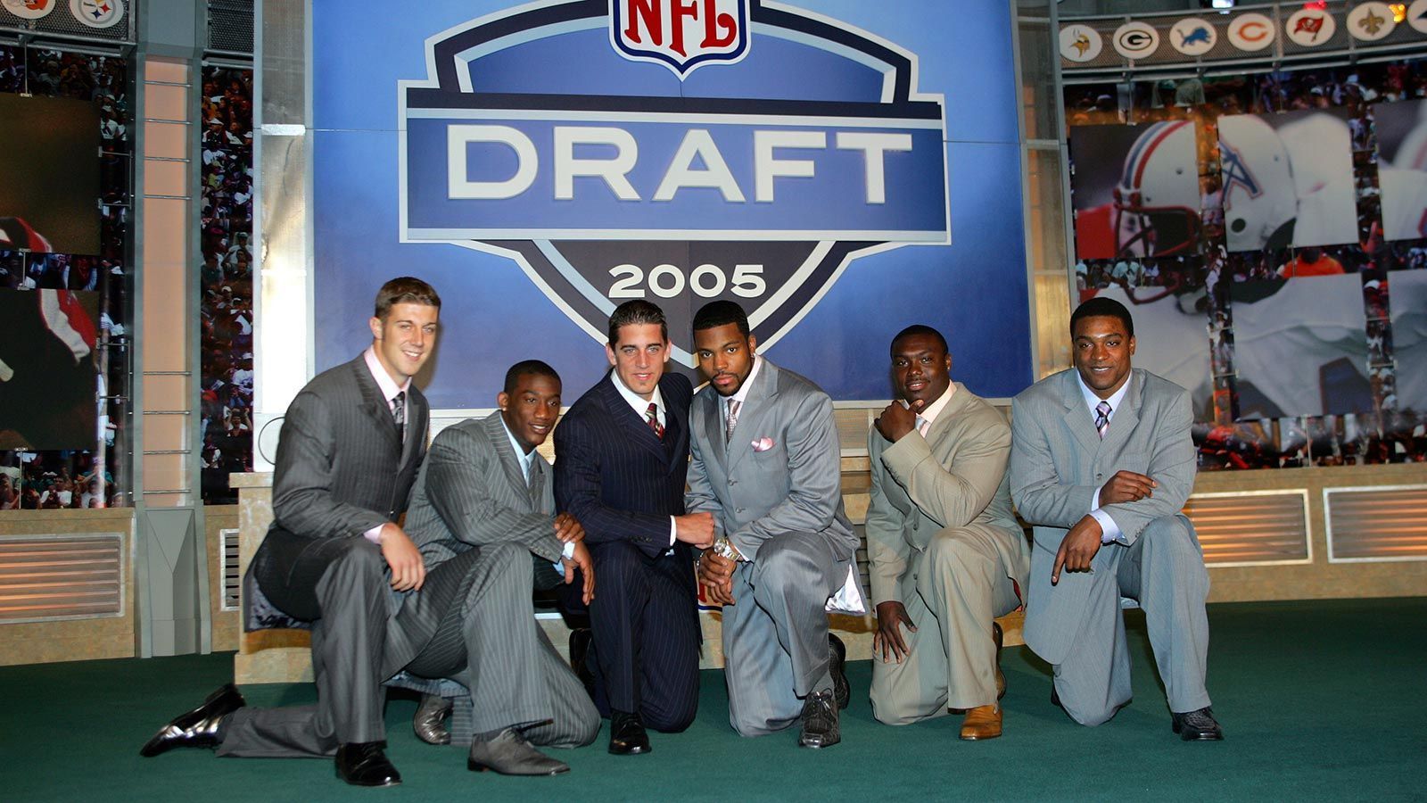 
                <strong>Draft 2005: Aaron Rodgers wartet und wartet</strong><br>
                Der Draft 2005 wird für immer für die Bilder des wartenden Aaron Rodgers bekannt sein. Eigentlich war davon ausgegangen worden, dass der Quarterback gute Aussichten habe an Nummer eins von den San Francisco 49ers ausgewählt zu werden. Die entschieden sich jedoch für Positionskollege Alex Smith. Danach verging Pick um Pick, ohne dass sich ein Team für Rodgers entschied. Schließlich beendeten die Green Bay Packers mit dem 24. Pick die Hängepartie und wählten den Spielmacher, der bei dem Klub aus Wisconsin zum Superstar reifte.
              