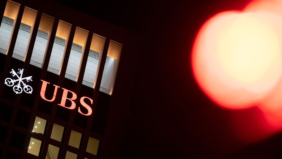 Das Logo der UBS Group AG auf dem Sitz der Bank in der Frankfurter Innenstadt.