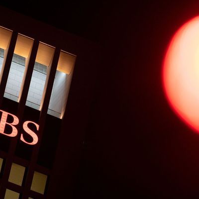 Das Logo der UBS Group AG auf dem Sitz der Bank in der Frankfurter Innenstadt.