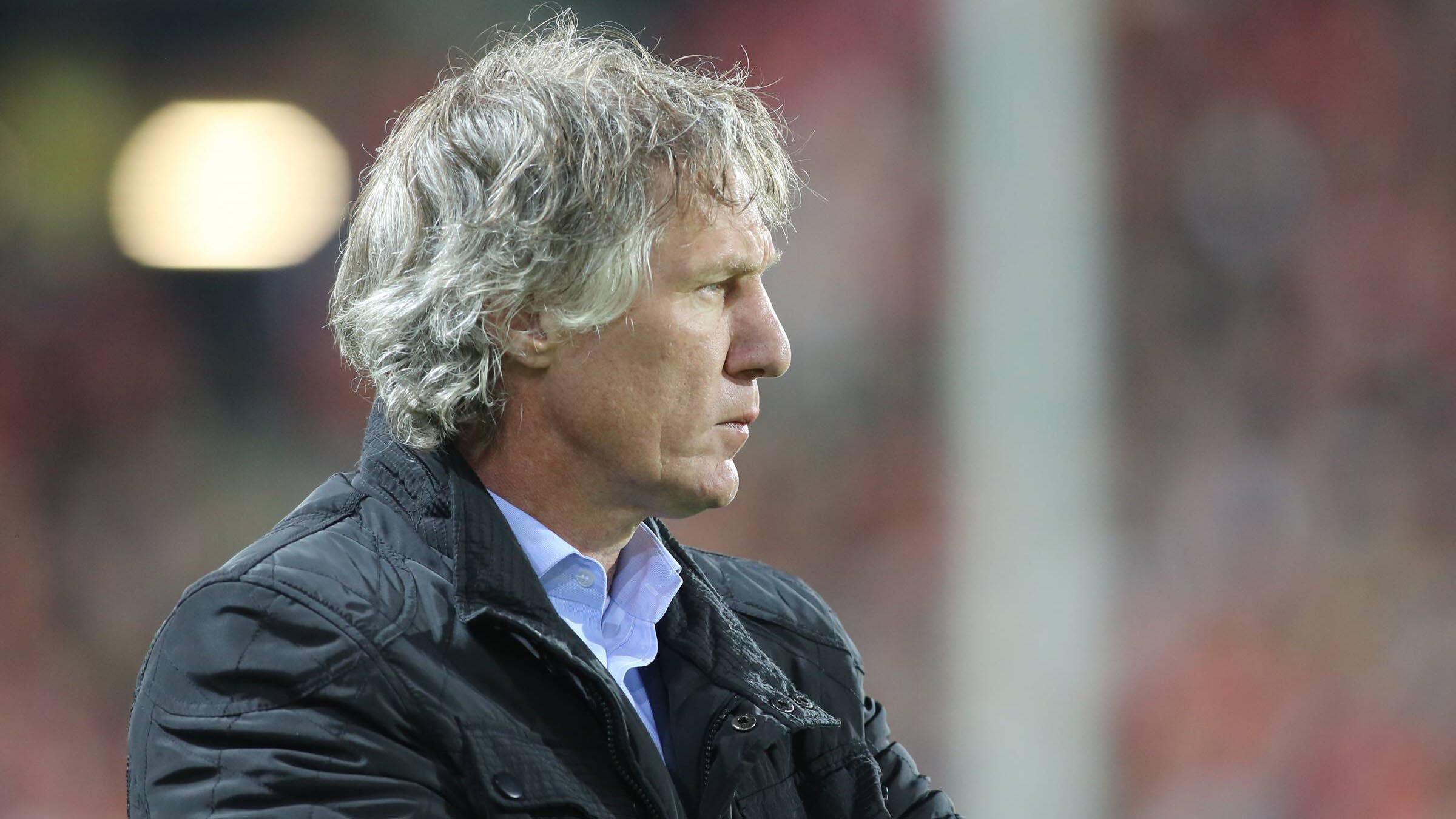 
                <strong>Gertjan Verbeek</strong><br>
                Gertjan Verbeek war zu seiner Zeit als Trainer beim 1. FC Nürnberg ebenfalls nicht als ruhiger Vertreter bekannt. Nach einer Niederlage gegen den SC Freiburg behauptete Verbeek vor laufenden Kameras gegen "zwölf Mann" gespielt zu haben und kritisierte so die Leistung des Schiedsrichtergespanns. "Wir sind hier offenbar nicht in einem freien Land, wo man seine Meinung sagen kann", war Verbeeks Reaktion, als er von den Ermittlungen gegen ihn erfuhr. Nachdem er in Nürnberg bereits entlassen war, wurde 2014 eine Geldstrafe von 4.000 Euro gegen ihn verhängt.
              