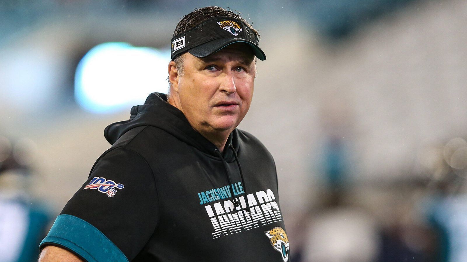 
                <strong>Doug Marrone (Jacksonville Jaguars)</strong><br>
                Die Jacksonville Jaguars befinden sich in einem Neuaufbau. Da der Versuch, den Erfolg von 2017 zu wiederholen, scheiterte, trennten sie sich von Spielern wie Yannick Ngakoue und Ronnie Harrison. Schon zuvor wurde Star-Cornerback Jalen Ramsey verscherbelt. Gehen musste bereits General Manager David Caldwell. Geblieben ist Head Coach Doug Marrone, der bis Saisonende Schonfrist erhalten hast. Dabei war er in den vergangen vier Spielen dreimal nah einem Sieg, aber dennoch reichte es am Ende nicht. Sollte er in den verbleibenden vier Spielen ebenfalls sieglos bleiben, dürfte seine Zeit in Jacksonville vorbei sein.
              