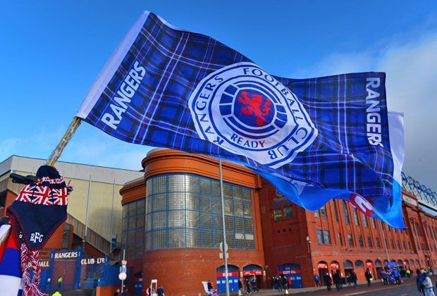 
                <strong>Glasgow Rangers</strong><br>
                Das prominenteste Beispiel der letzten Jahre sind sicherlich die Glasgow Rangers. Der schottische Rekordmeister musste nach dem finanziellen Kollaps 2012 ebenfalls in die vierte Liga. Die Rangers verpassten 2015 die Rückkehr in die Premier League.
              