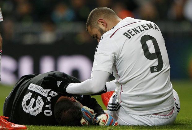 
                <strong>Real Madrid vs. FC Sevilla: Fußbruch und ausgeknockter Keeper</strong><br>
                Dort bleibt er regungslos liegen. Real-Stürmer Benzema erkundigt sich sofort nach seinem Gegenspieler.
              