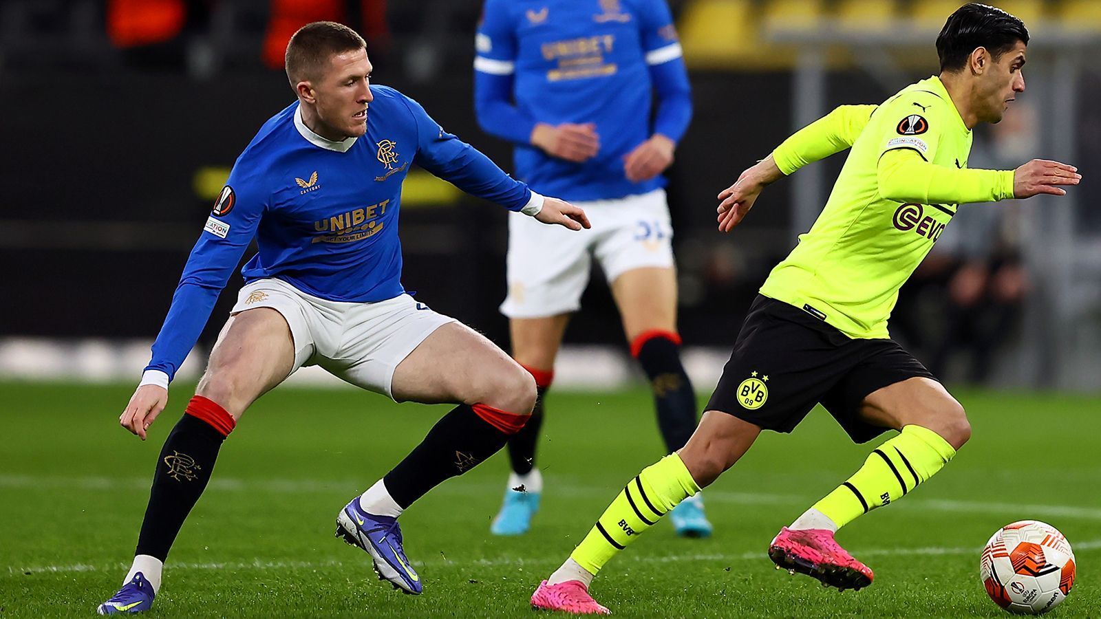 
                <strong>Mahmoud Dahoud</strong><br>
                Aus dem ersten Spielabschnitt bleibt lediglich ein guter Pass in die Tiefe auf Reus in Erinnerung. Ansonsten passt er sich der schwachen Leistung seiner Mitspieler an. Zeigt in den Zweikämpfen zu wenig. ran-Note: 5
              