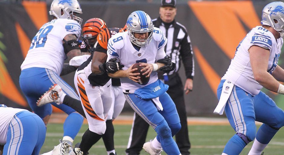 
                <strong>Verlierer: Matthew Stafford</strong><br>
                Mit einem Jahresgehalt von durchschnittlich 27 Millionen US-Dollar ist Matthew Stafford der bestbezahlte Football-Spieler der Welt. Trotzdem hat der Quarterback es nicht geschafft, seine Mannschaft in die Playoffs zu führen. Das enttäuschende 16:27 gegen die Cincinnati Bengals besiegelte das Saison-Aus. Stafford erwischte mit einem Quarterback-Rating von 69,1 einen schwachen Tag. 
              