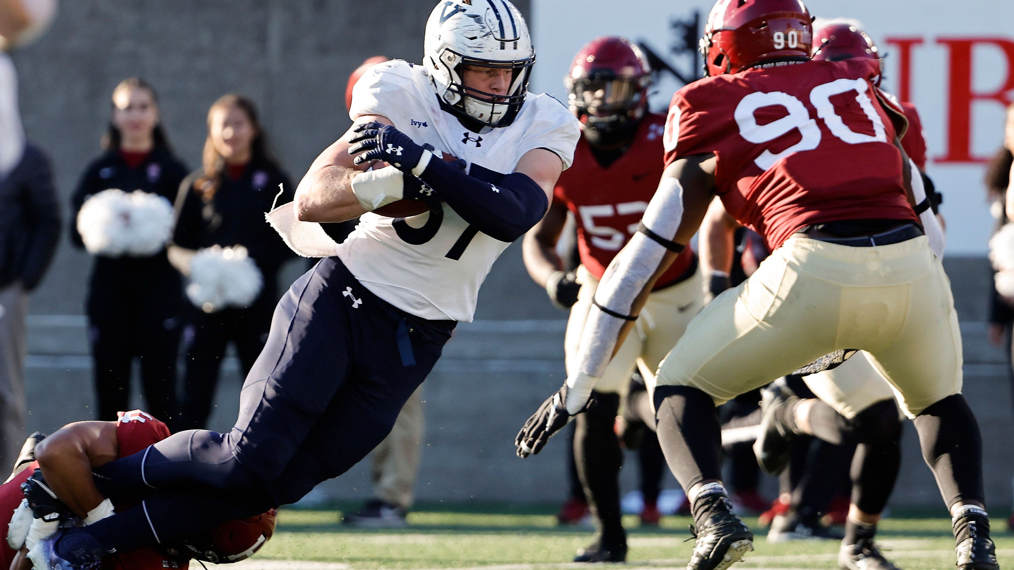 <strong>Harvard Crimson - Yale Bulldogs</strong><br>Die Rivalität hängt auch damit zusammen, dass beide Universitäten zu den drei ältesten Hochschulen der USA gehören und sie nur gut zwei Autostunden voneinander entfernt liegen. Das Spiel hat also Derby-Charakter. Außerhalb der Elite-Universitäten wird das Spiel spöttisch als "Nerd-Bowl" bezeichnet.