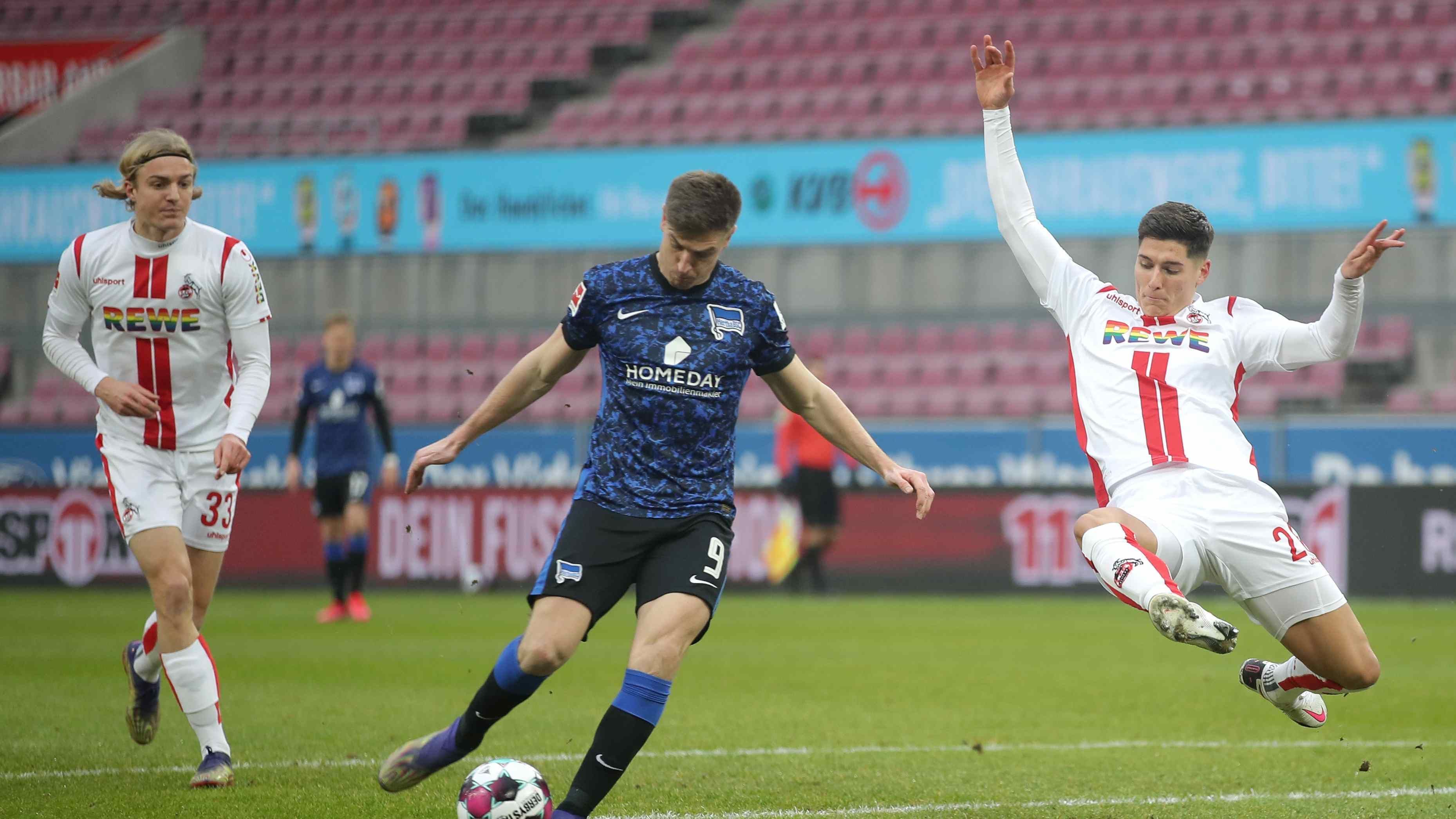 
                <strong>Hertha BSC offenbart erneut Angriffsschwäche</strong><br>
                Sowohl gegen Arminia Bielefeld (0:1) als auch gegen den 1. FC Köln (0:0) offenbarte die Hertha Schwächen im Spiel nach vorne. Während Trainer Bruno Labbadia um Geduld bemüht ist, könnte die von Investor Lars Windhorst langsam aber sicher aufgebraucht sein. Schließlich investierte der Unternehmer bereits knapp 150 Millionen Euro in den Kader. Die sportliche Bilanz ist ernüchternd: Mit 17 Punkten aus 16 Spielen rangiert die alte Dame in Tabellenbereichen vom europäischen Geschäft weit entfernt. 
              