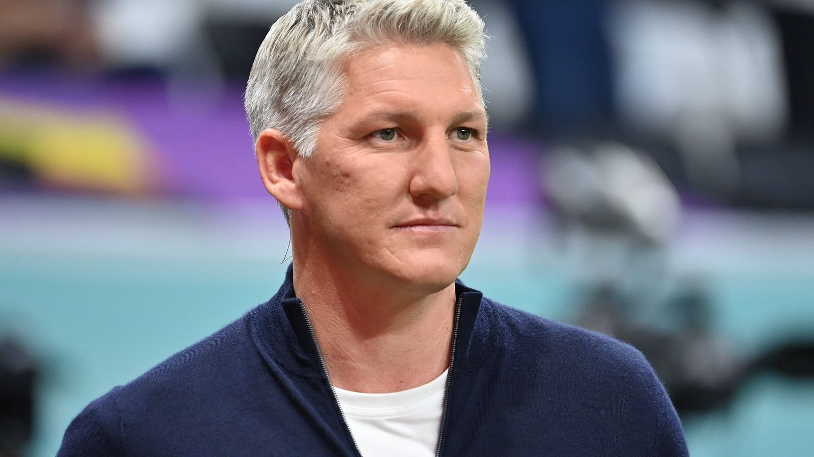 
                <strong>Bastian Schweinsteiger (Weltmeister 2014)</strong><br>
                "Es gibt Situationen auf dem Spielfeld, da fehlen bei den Spielern die fünf Prozent Konzentration. Brennen heißt ja nicht nur immer attackieren, sondern auch im Kopf dabei zu sein. Wir haben zu oft den Gegenspieler freigelassen und nicht zugestellt, vor allem die Verteidiger. Da habe ich mir viel mehr erwartet. Das meine ich mit Brennen, das habe ich in anderen Spielen viel deutlicher gesehen", sagte "ARD"-Experte Bastian Schweinsteiger nach dem Spiel gegen Costa Rica.
              