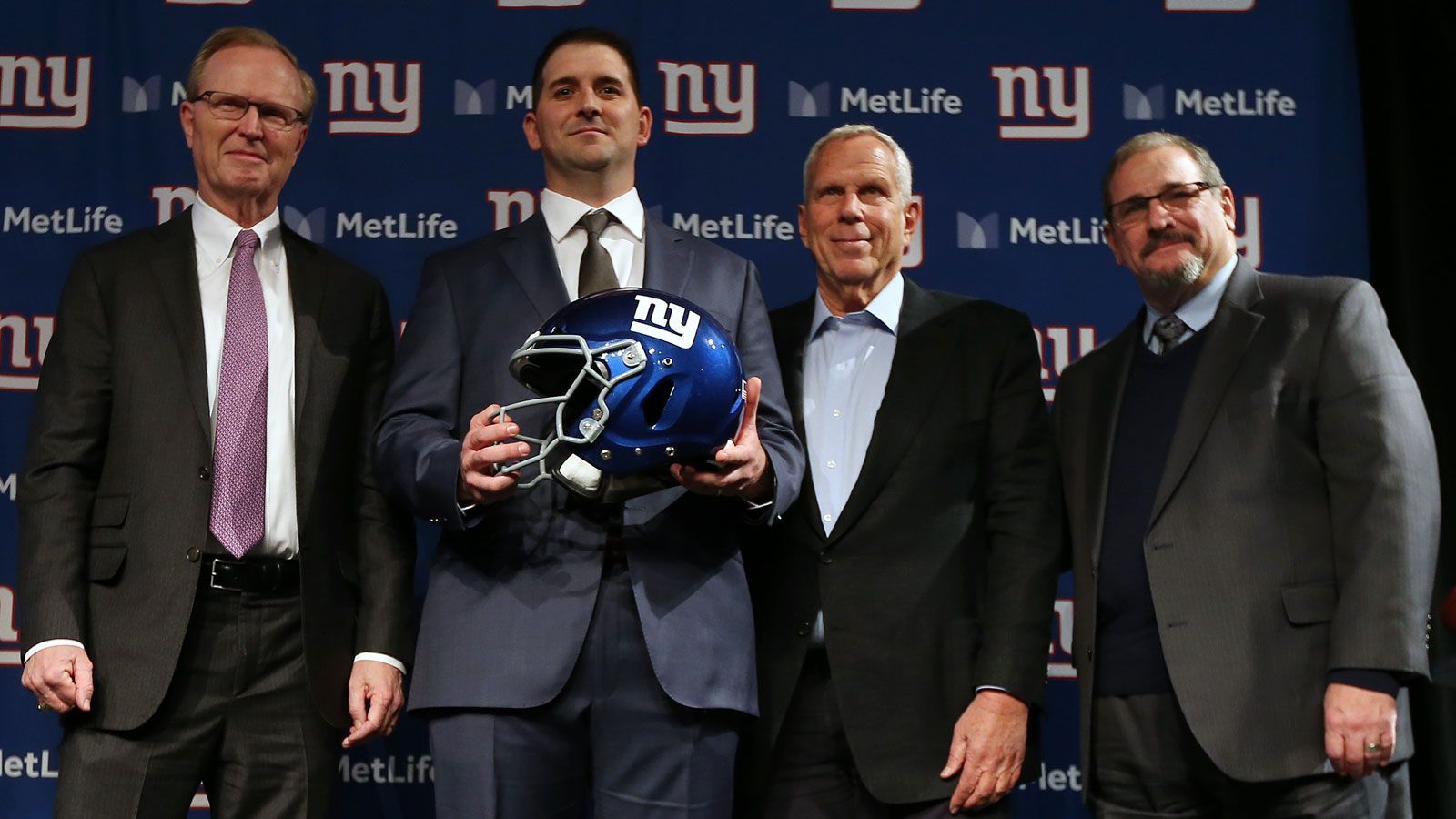 
                <strong>Platz 4: New York Giants (0-3)</strong><br>
                Die Giants waren voller Hoffnung in die neue Saison gestartet und wollten nach Jahren im Mittelmaß endlich wieder in Richtung Playoffs. Der neue Head Coach Joe Judge (2. v. li.) sorgte in der Saisonvorbereitung für Aufbruchstimmung, indem er das Training und die Atmosphäre im Team kräftig umkrempelte. Quarterback Daniel Jones ging zum ersten Mal als Starter in die neue Saison und Running Back Saquon Barkley schien die Verletzungen aus der vergangenen Saison auskuriert zu haben. Die beiden Stars sollten zudem von der neuen Offensive Line um Erstrundenpick Andrew Thomas profitieren, dank der Verpflichtung des Talents schienen die Probleme der letzten Jahre endlich behoben.
              