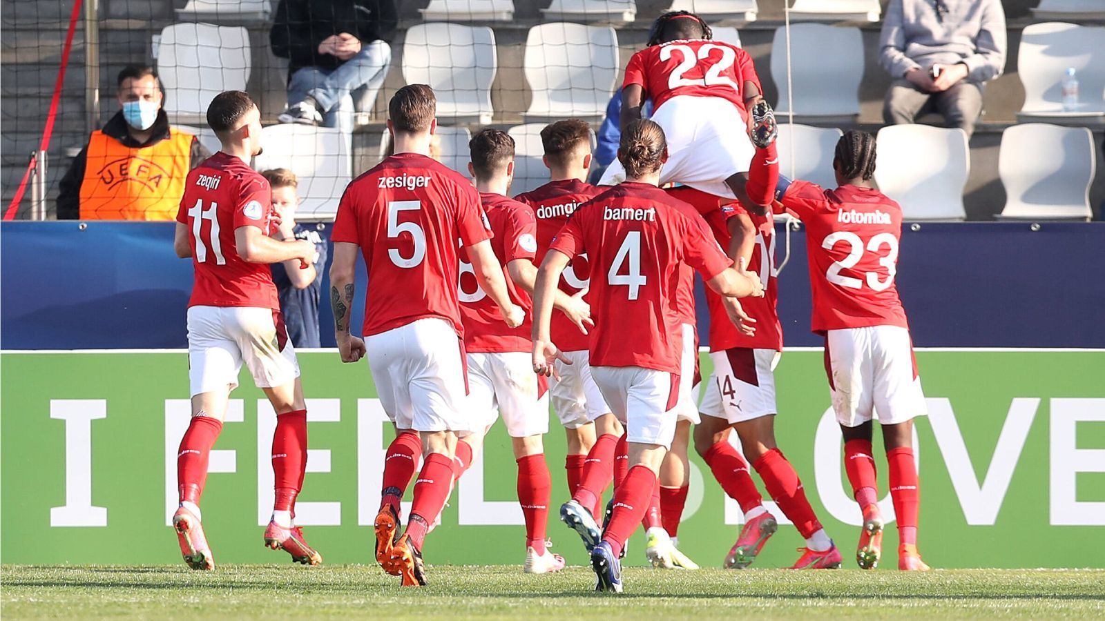 
                <strong>Überraschungssieg gegen England: Das sind die Schweizer U21-Stars</strong><br>
                Etwas überraschend setzte sich die Schweizer U21 in der Todesgruppe D der U21-EM in Ungarn und Slowenien (live auf ProSieben, ProSieben MAXX und ran.de) mit 1:0 gegen einen der Turnierfavoriten England durch. Dabei war weniger überraschend, dass die Schweiz das Spiel gewann, sondern dass sie es hochverdient tat und die Engländer harmlos aussehen ließ. ran hat sechs Säulen und größten Talente des möglichen Geheimfavoriten und welche davon im Sommer auf dem Transfermarkt begehrt sein könnten.
              