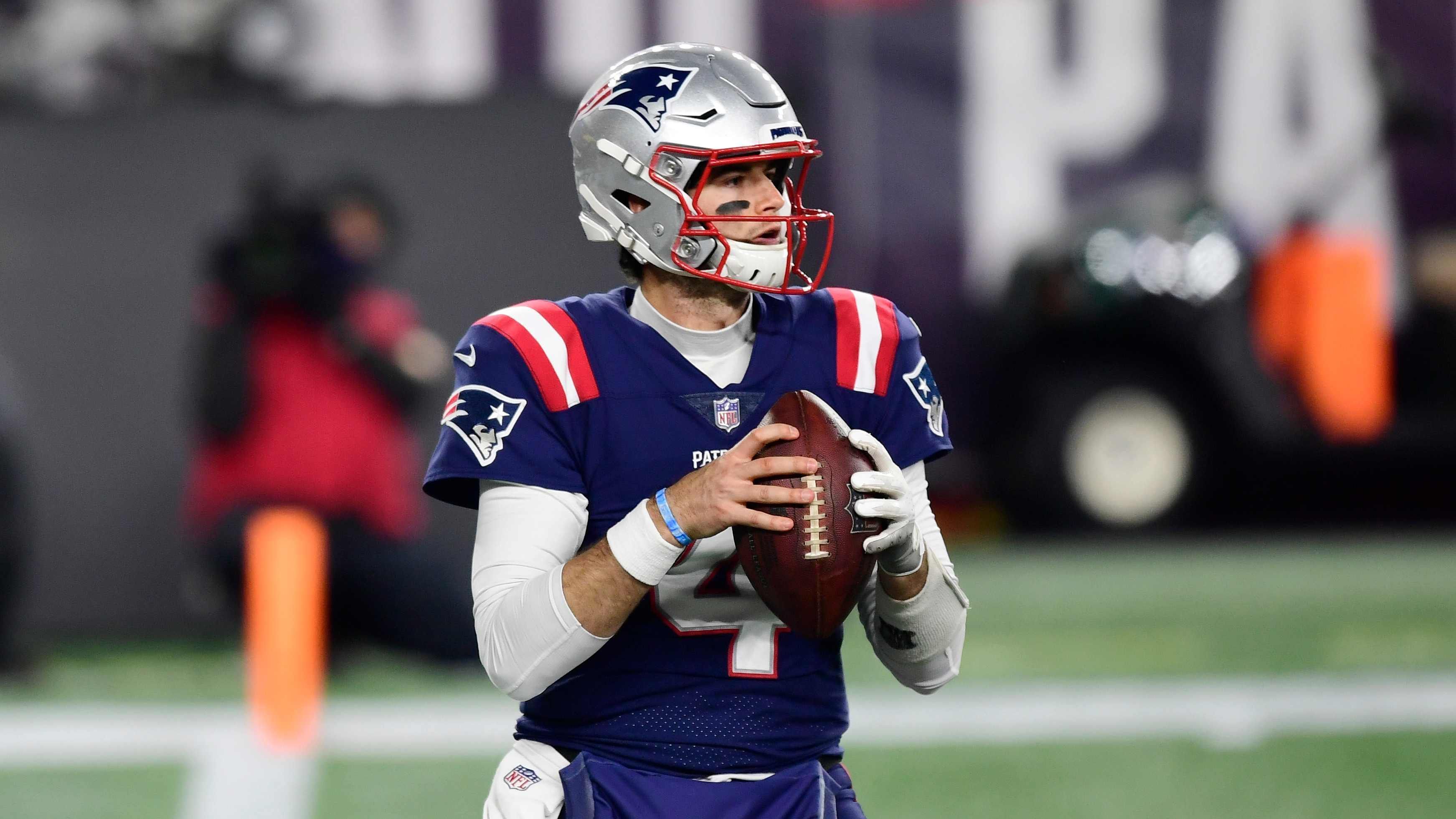 
                <strong>Jarrett Stidham (4. Runde, Draft 2019) </strong><br>
                Jarrett Stidham kam vor der letzten Patriots-Saison von Brady nach New England und wurde umgehend zum Backup des Superstars befördert. In seinem einzigen richtigen Kurzeinsatz brachte er zwei von drei Pässen an den Mann und leistete sich eine Interception. Aufgrund von guten Leistungen im Training vermuteten viele Experten, dass der 24-Jährige nach Bradys Abgang zum Starter für die Saison 2020 aufsteigen könnte. Kurz vor Saisonstart verpflichteten die Patriots allerdings Cam Newton, der die Starter-Rolle für sich entschied. Aufgrund einer Corona-Erkrankung von Newton bekam Stidham in Week 4 gegen die Kansas City Chiefs mehr Einsatzzeit. Neben seinem ersten Touchdown leistete er sich erneut zwei Interceptions. Er bekam zwar immer wieder Gelegenheiten, um sich zu zeigen, konnte sich jedoch nicht für höhere Aufgaben empfehlen. Ob er in der kommenden Saison bei den Patriots bleiben darf, ist derzeit unklar. 
              