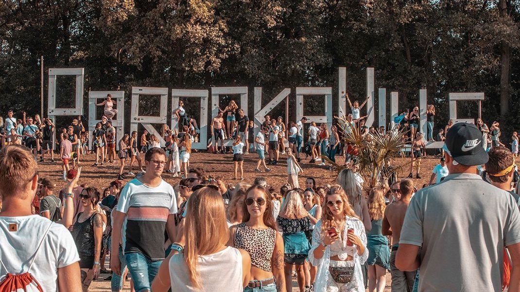 Parookaville: Das Electronic Dance Music Festival direkt an Deutschlands kleinstem Flughafen. Was ihr für das Festival in Weeze - nicht unweit der niederländischen Grenze - wissen solltet, erfahrt ihr hier.