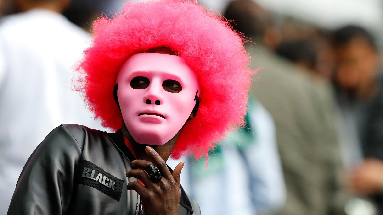 
                <strong>Ein ganz spezieller Fan</strong><br>
                Zum Schluss wird es knifflig: Dieser Stadionbesucher kam ebenfalls in sehr ungewöhnlichem Outfit, mit pinkfarbener Maske und pinkfarbener Perücke. Eine Länderflagge, die diese Farbe beinhaltet, ist bislang unbekannt. Mit welchem Team er wohl fiebert?
              