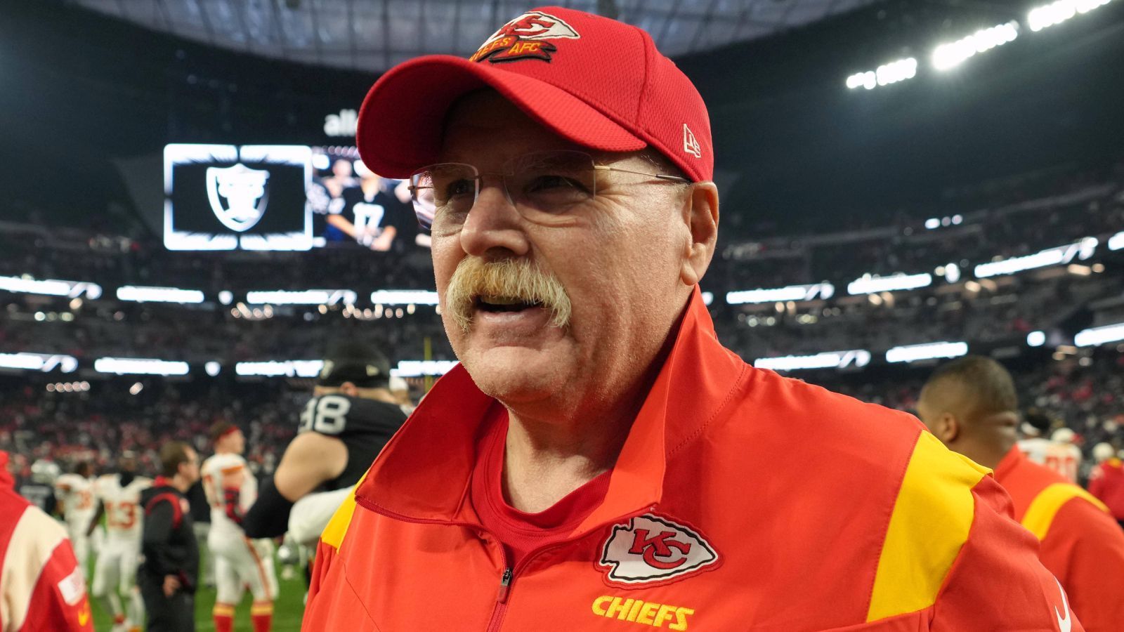 
                <strong>Andy Reid (Kansas City Chiefs)</strong><br>
                Belichick in wenig nach steht Andy Reid, Head Coach der Kansas City Chiefs. Seit 2013 leitet er die Geschicke der Franchise aus Missouri, doch während die Chiefs stets eine gute Rolle spielten, waren sie nie ganz vorne mit dabei. Das änderte sich 2018, als Patrick Mahomes zum Starter ernannt wurde. Seitdem sind die Chiefs das überragende Team der Liga, standen drei Mal im Super Bowl und gewannen zwei davon - auch dank Mastermind Reid.
              