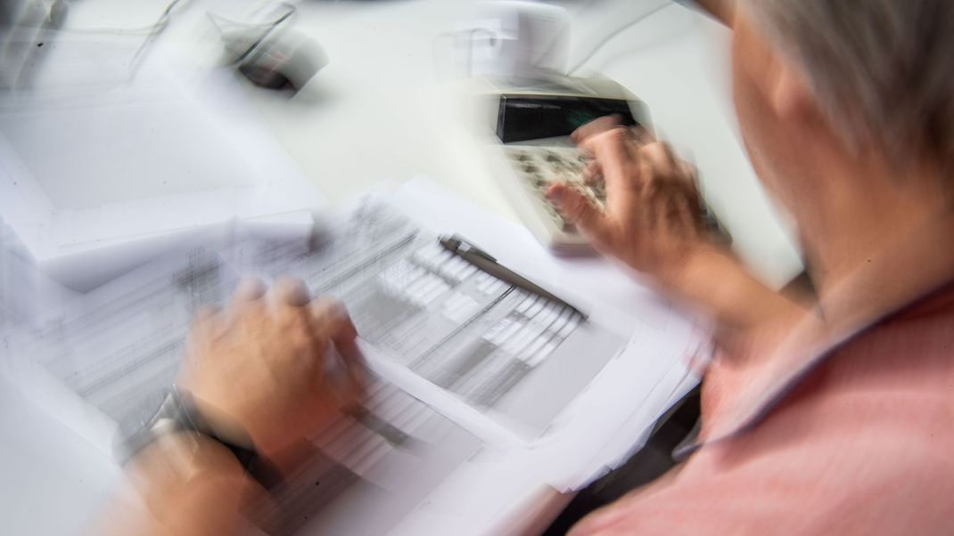 Mit gefälschten Steuerbescheiden wollen die Betrüger in verschiedenen Bundesländern an Geld kommen. (Symbolbild)