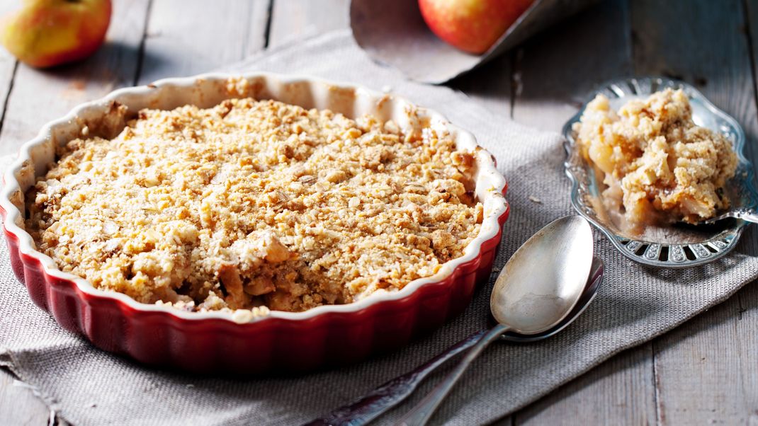 Statt eines simplen Birnen- oder Apple Crumbles, verwandle es doch einfach in einen ganzen Kuchen. 