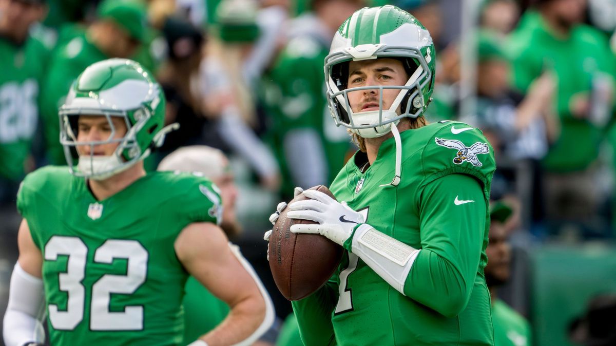 December 29, 2024, Philadelphia, Pa, USA: Philadelphia Eagles quarterback Kenny Pickett (7) warms up before the NFL, American Football Herren, USA football matchup between the Dallas Cowboys and th...