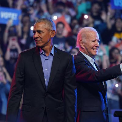 Barack Obama (l.) unterstützt Joe Biden im Wahlkampf.