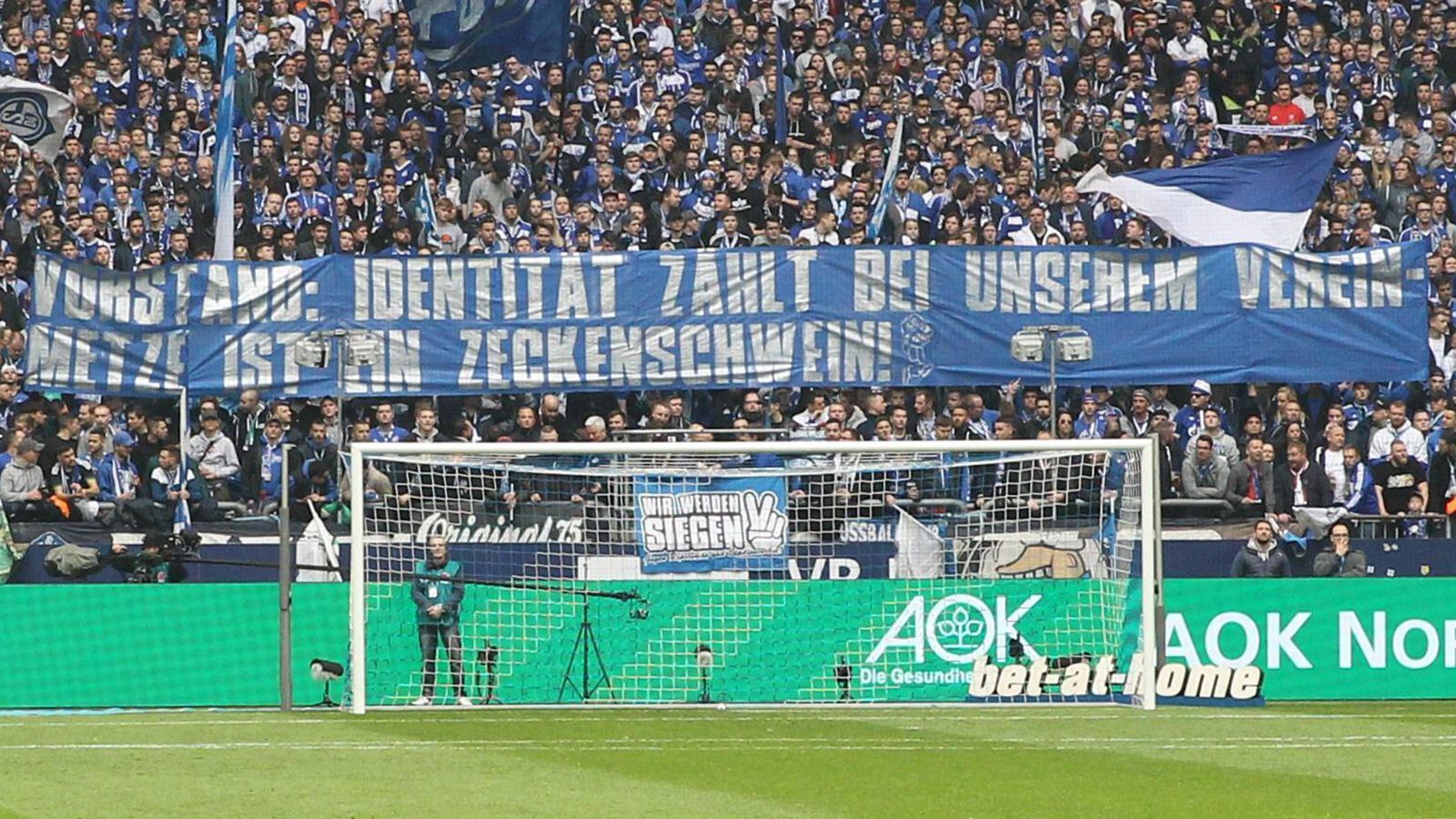 
                <strong>Schalke-Fans protestieren gegen Christoph Metzelder</strong><br>
                Vor dem Duell am 28. Spieltag der Bundesliga-Saison 2018/19 rollten die Fans des FC Schalke 04 beim Heimspiel gegen Eintracht Frankfurt ein Spruchbanner als Protest gegen die mögliche Personalie Christoph Metzelder aus. Darauf war der Slogan zu lesen: "Vorstand: Identität zählt bei unserem Verein – Metze ist ein Zeckenschwein!" Metzelder selbst wird unter dem neuen Sportvorstand Jochen Schneider als Kandidat für den vakanten Posten des Sportdirektors auf Schalke gehandelt, nachdem der bisherige Amtsinhaber Christian Heidel vor Kurzem auf eigenen Wunsch zurückgetreten ist. Metzelder äußerte sich vor der Partie zu den Gerüchten um seine Person nicht. Der 38-Jährige ist auch als Nachfolger des zurückgetretenen DFB-Präsidenten Reinhard Grindel im Gespräch.
              