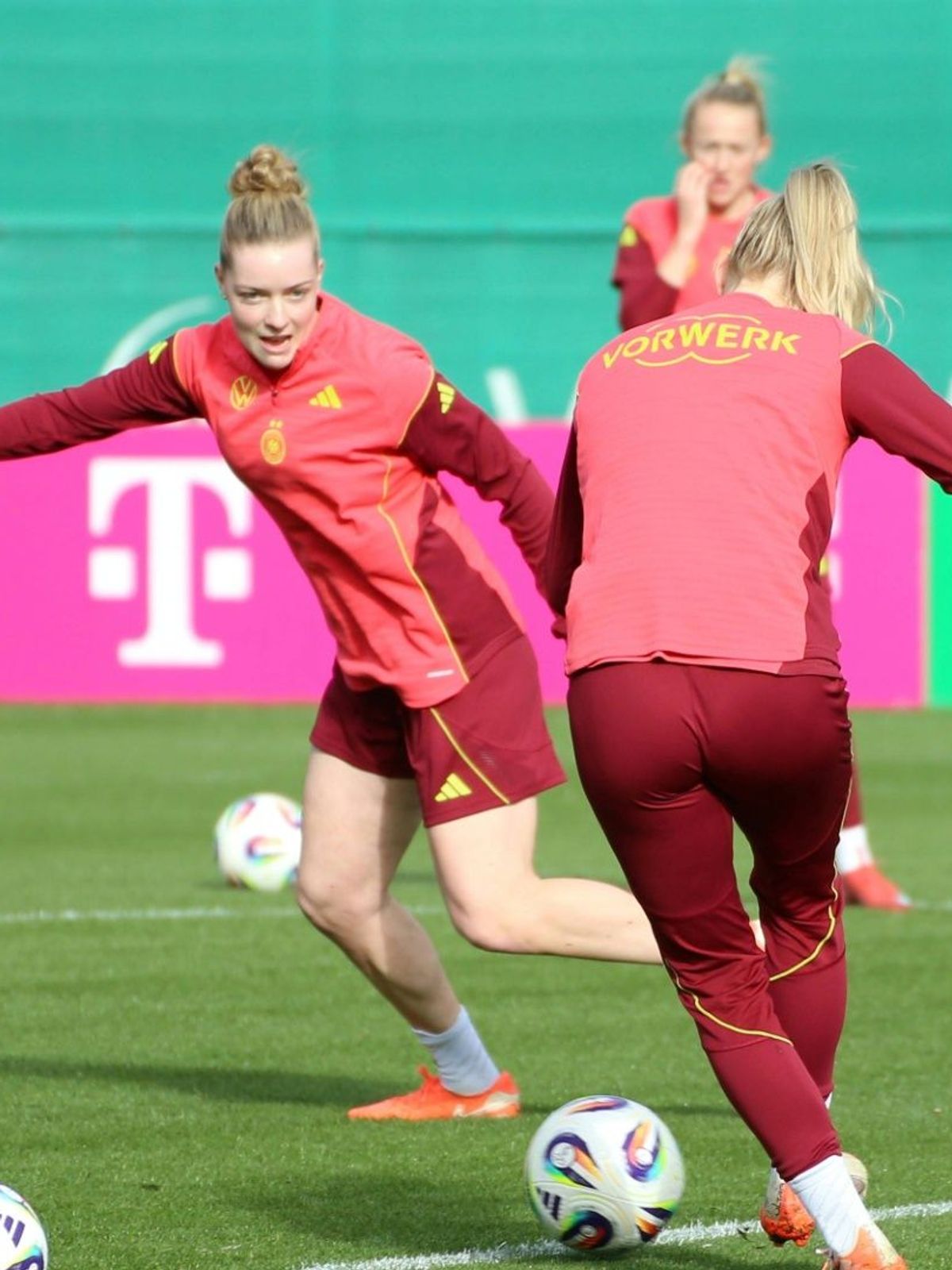 Şehitler (l.) rückt für Linder (am Ball) nach