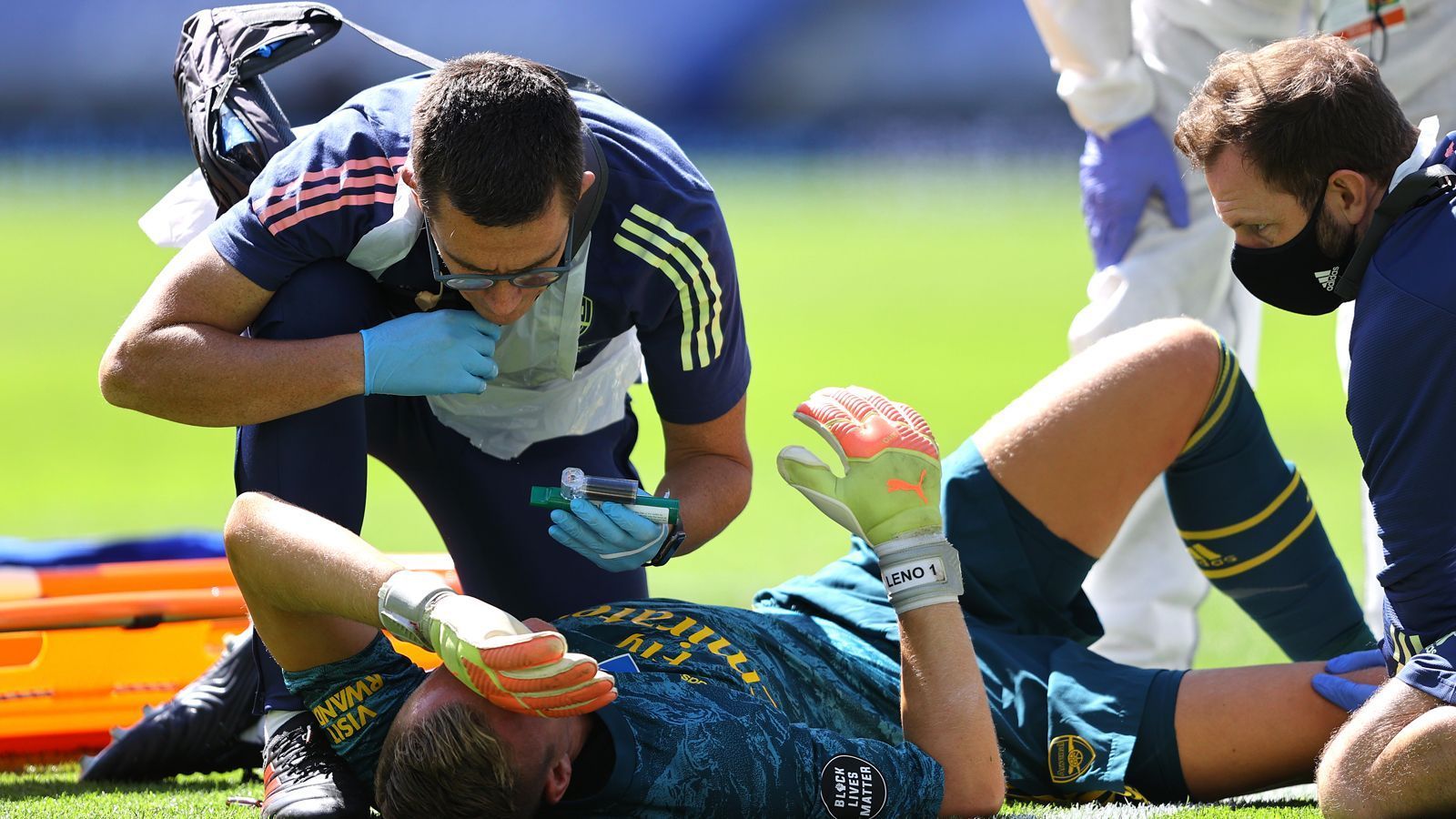 
                <strong>Bernd Leno verletzt - Das ist passiert</strong><br>
                Leno wird vom Arsenal-Ärztestab auf dem Feld behandelt. Er muss wenig später mit einer Trage vom Platz getragen werden.
              