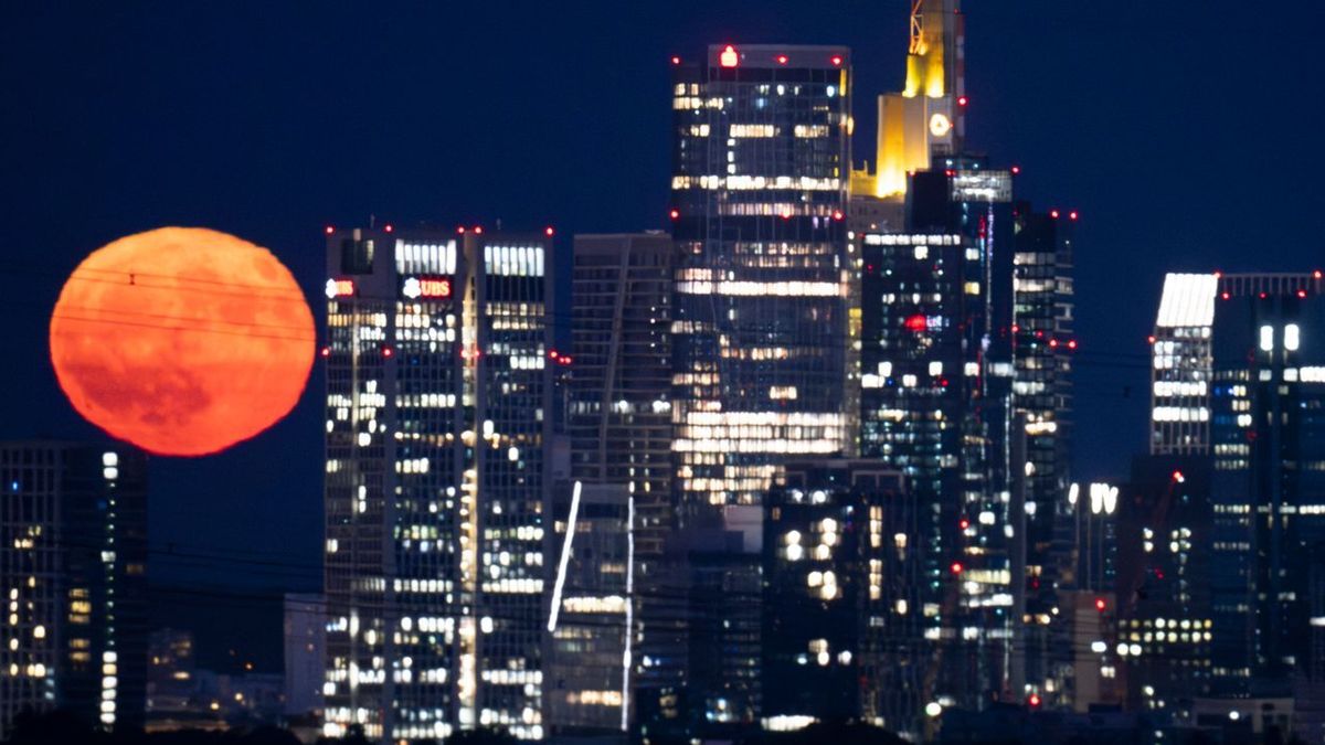 So spektakulär erschien der Erdbeermond 2025 über Deutschland und Europa 