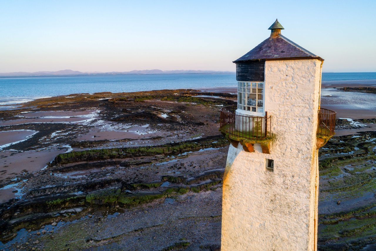 Solway Firth, Schottland: Dieses Gebiet an der schottischen Küste ist für seine schnellen Gezeitenströmungen bekannt. Die Gezeiten hier verursachen oft beeindruckende Wellenformationen und bieten eine eindrucksvolle Kulisse.