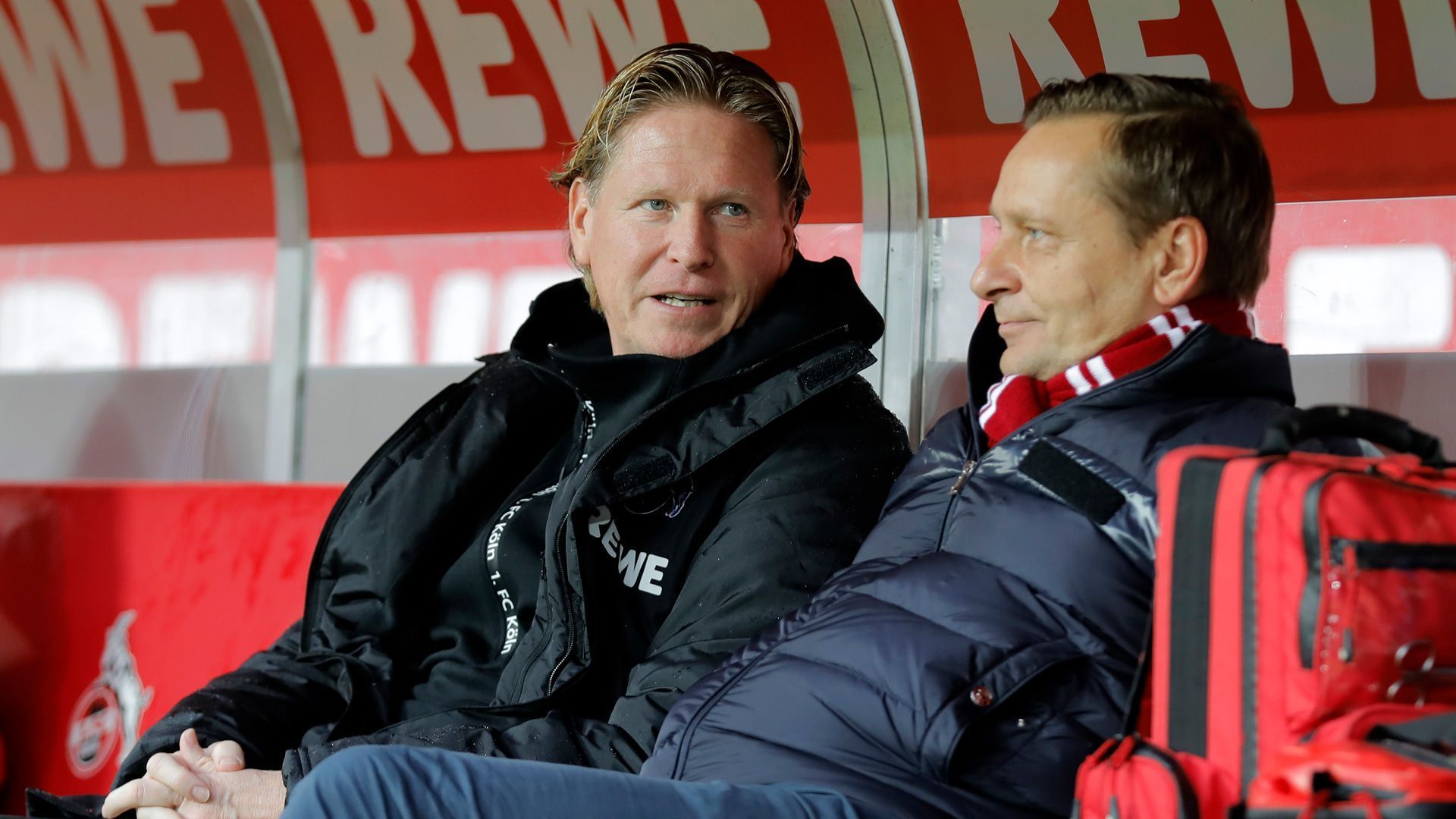 
                <strong>Markus Gisdol (1. FC Köln)</strong><br>
                "Horst ist ja ein bisschen kleiner und nicht ganz so schwer. Das war problemlos zu stemmen"(Markus Gisdol zum Jubel beim 2:0 gegen Bayer Leverkusen, als Horst Heldt ihm auf die Schulter sprang)
              