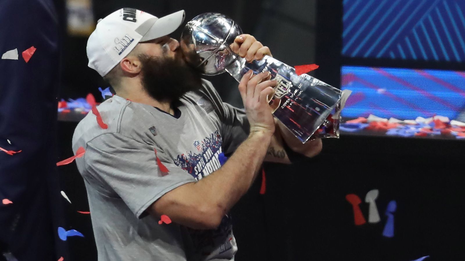 
                <strong>Julian Edelman auf Platz 90</strong><br>
                Super Bowl Champion. Super Bowl MVP. Receiving-Leader in der Post-Season. All das für einen fast frechen 90. Platz unter den NFL Top 100. Julian Edelman hat wohl seine zweitbeste Karriere-Saison gespielt, starke 850 Receiving-Yards bei nur zwölf Regular-Season-Spielen und 74 Receptions rausgeholt. Man muss Edelman nicht zwangsläufig in einer Receiver-Reihe mit Jones, Thomas, Hopkins und Brown nennen, allerdings ist er unumstritten besser als Platz 90. 
              