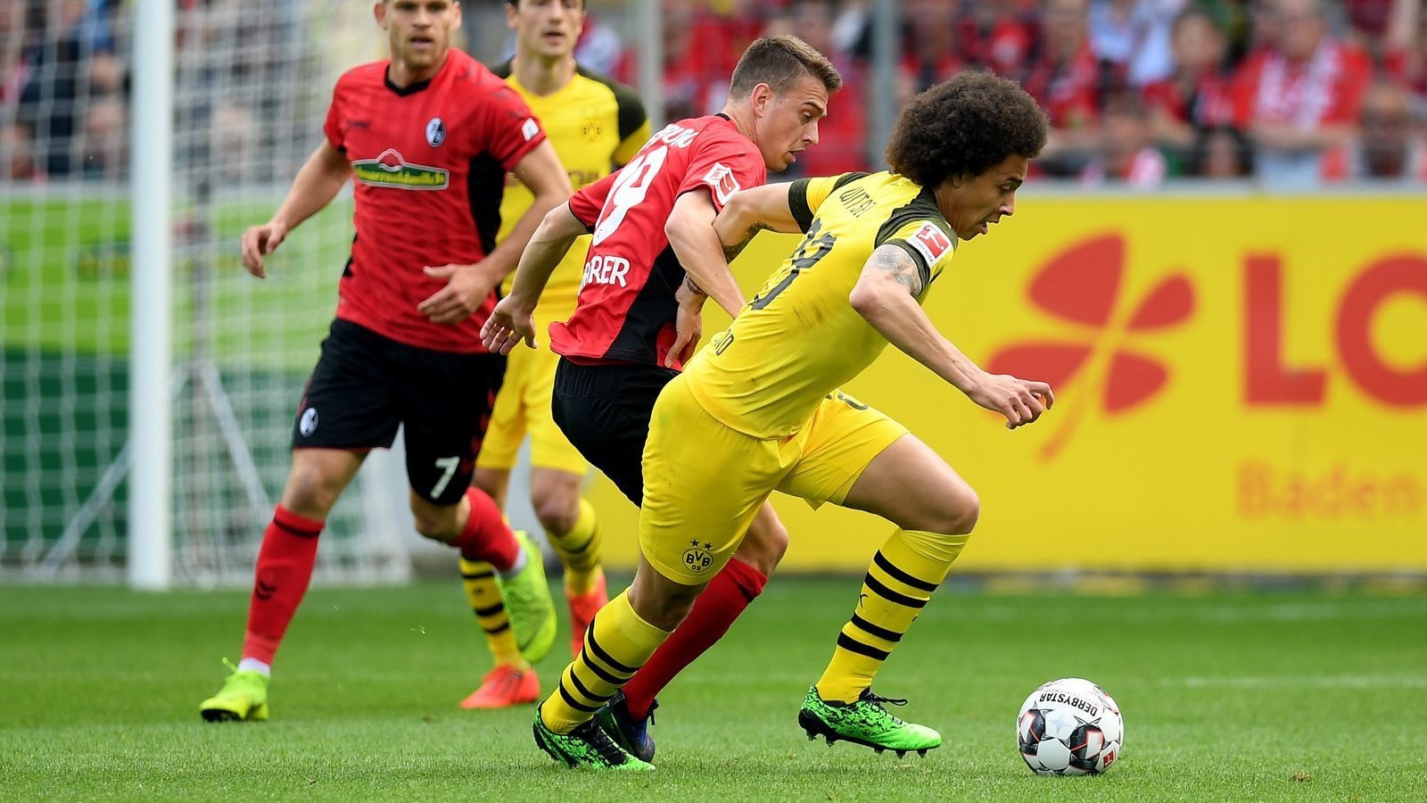 
                <strong>Axel Witsel</strong><br>
                Gewohnt zweikampfstark, bleibt als Spielmacher über weite Strecken jedoch blass. In der zweiten Hälfte mit leichter Steigerung. Leitet in der 54. Minute das 2:0 durch Reus ein. Hätte kurz zuvor selbst treffen können, sein Weitschuss aus 25 Metern wird aber von Günter geblockt. ran-Note: 3
              