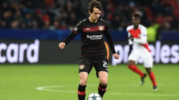 
                <strong>Robbie Kruse (Liaoning FC)</strong><br>
                Robbie Kruse (Liaoning FC): Mit dem Australier verließ ein weiterer Spieler in der Winterpause die Bundesliga, um seine Laufbahn in China fortzusetzen. Kruse wechselte für geschätzte 500.000 Euro Ablöse von Leverkusen nach Liaoning. In der Hinrunde kam der 28-Jährige ohnehin nur zu drei Pflichtspiel-Einsätzen für die Werkself. Liaoning bediente sich schon in der Vergangenheit gerne in der Bundesliga, verpflichteten im Sommer 2016 Anthony Ujah und vor einem Jahr Assani Lukimya - und nun eben Kruse.
              