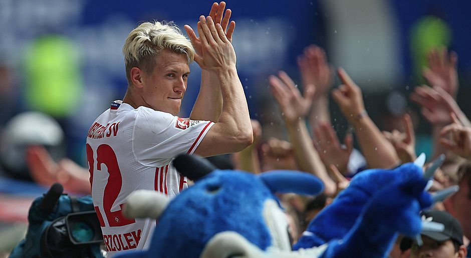 
                <strong>Abwehr-Situation: Ostrzolek schon weg</strong><br>
                Auch Matthias Ostrzolek verabschiedet sich hier von den HSV-Fans. Der Vertrag des Linksverteidigers läuft ebenfalls aus. Ostrzolek wechselt zu Bundesliga-Aufsteiger Hannover 96.
              