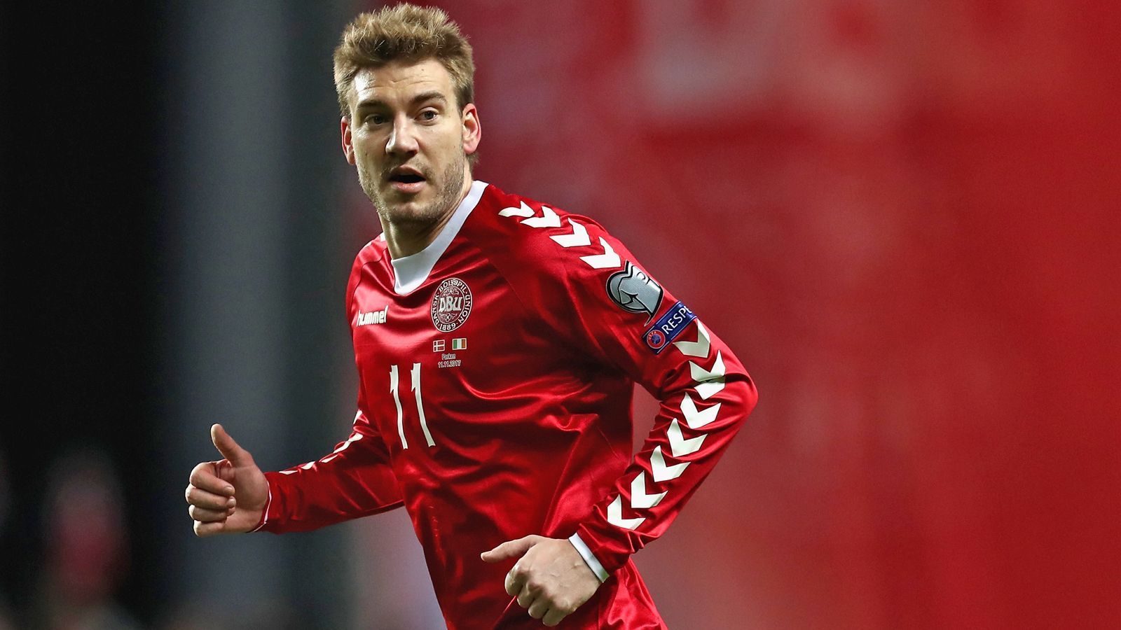 
                <strong>Brust-OP als "Geschenk"</strong><br>
                Bendtner hat sein Leben in seiner Biografie "Both Sides" niedergeschrieben. Darin berichtet er unter anderem, wie er mit einer möglichen Vaterschaft konfrontiert wurde: "Ein Mädchen, mit dem ich zusammen war, kam und sagte mir, dass ich sie geschwängert habe und dass es einen Preis dafür gibt." Auf die Frage, welchen Preis er denn jetzt "gewonnen" hätte, war die Antwort doch relativ überraschend: "Dass du neue Titten für mich bezahlen musst. Ich möchte, dass sie gemacht werden!" Wenig überraschend stimmte der "Lord" zu.
              