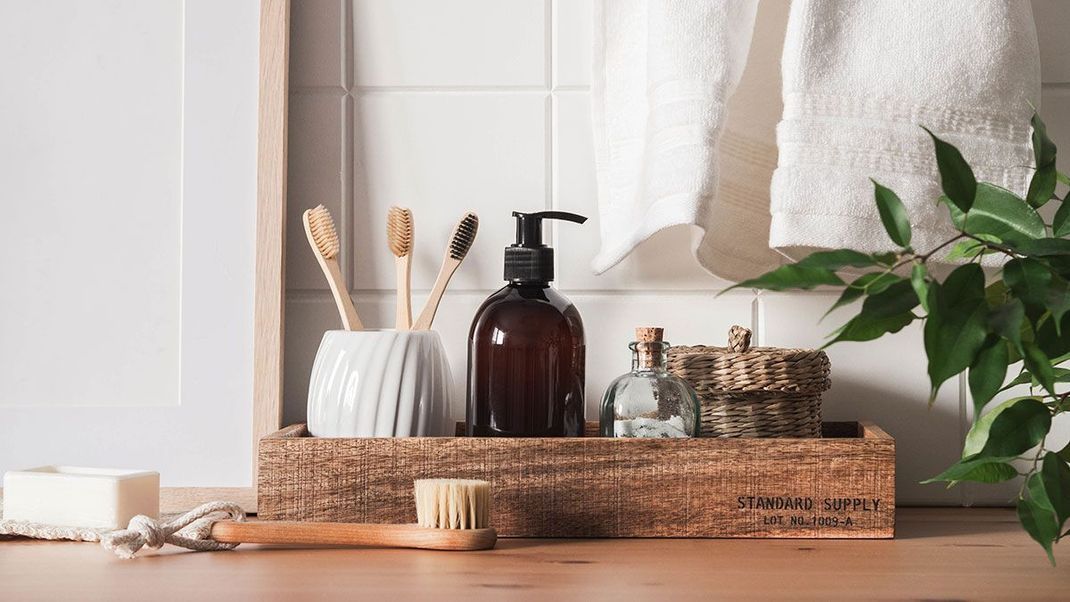 Multi-Use-Produkte sind total angesagt und nachhaltige Kosmetik-Produkte finden in immer mehr Badezimmern ihren Platz – wir haben die besten Tipps und Tricks für weniger Kosmetik-Müll! 