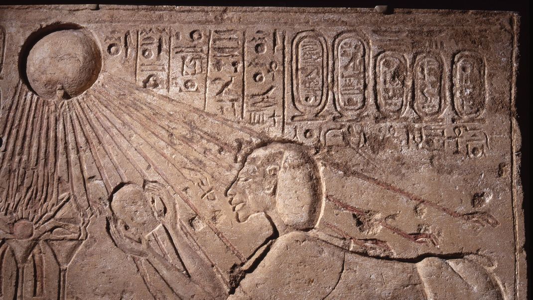 Relief von Akhenaten, dargestellt als als Sphinx, mit Aton links oben. 