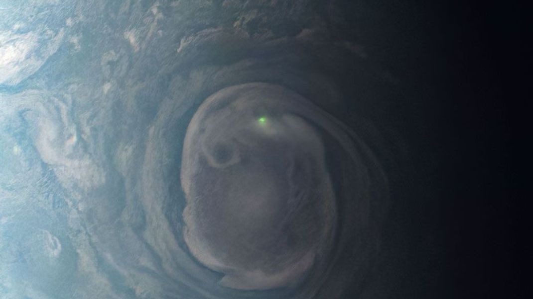 Die NASA-Raumsonde "Juno" fotografierte im Vorbeiflug grüne Blitze auf dem Jupiter.