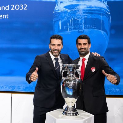 Gianluigi Buffon (l), ehemaliger italienischer Torhüter, und Volkan Demirel, ehemaliger türkischer Torhüter und Botschafter bei der Bekanntgabe der Gastgeber der UEFA EURO 2028 und 2032.