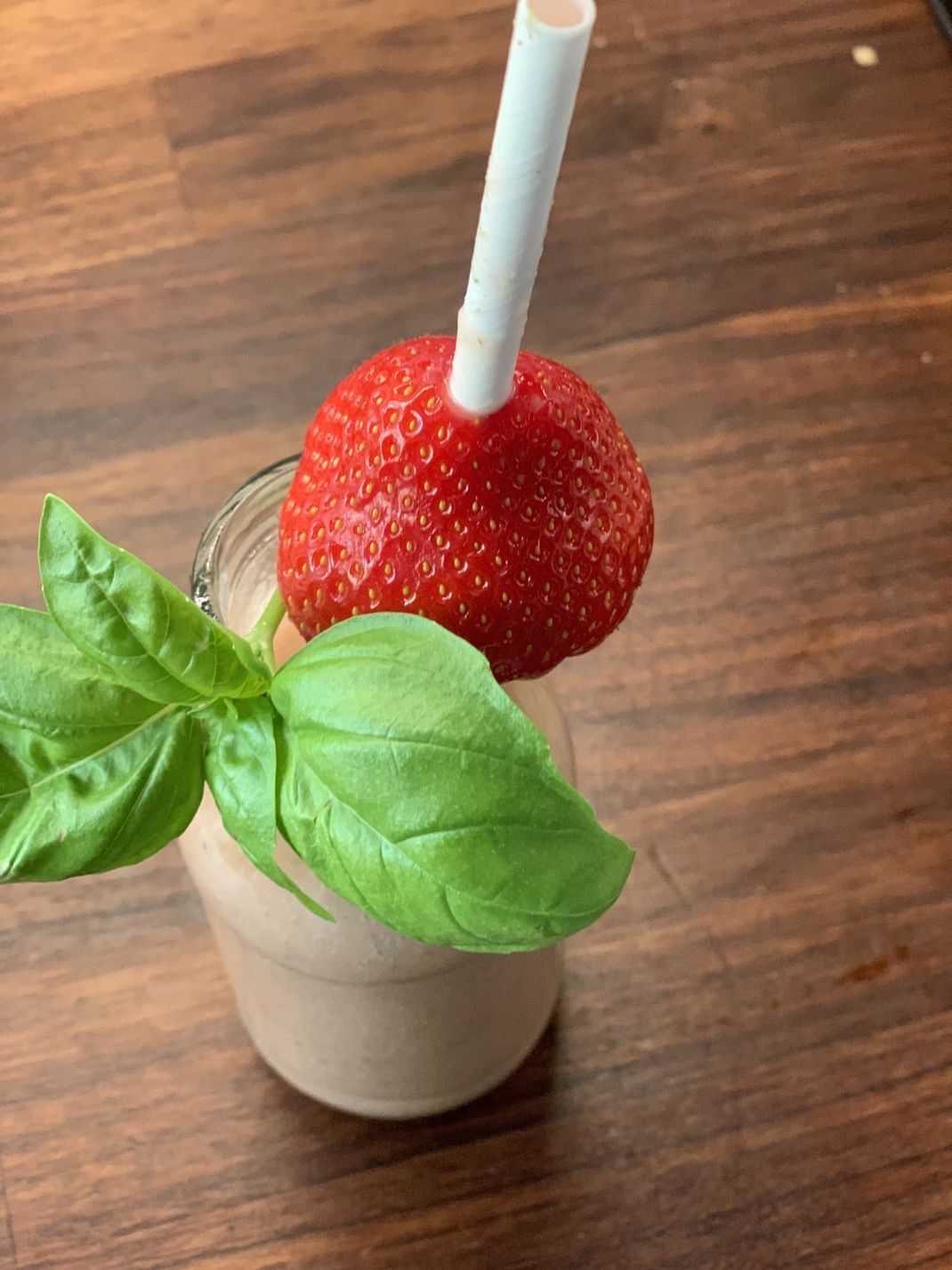 Mit Köpfchen! Übrig gebliebene Hütchen von Erdbeeren (das Grün mit dem verbliebenen Fruchtfleisch) kann man easy zu einem Smoothie vermixen. Wer's besonders fruchtig mag, gibt Honigmelone und Banane oder andere Obstreste dazu.