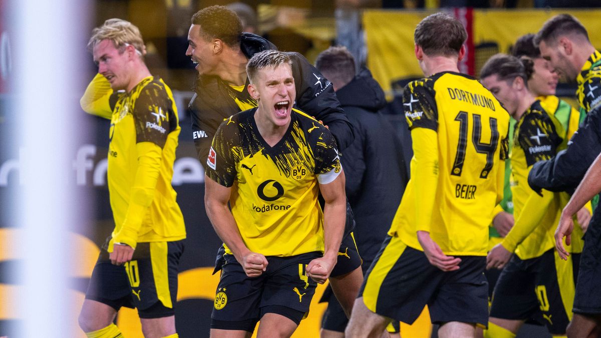 25.10.2025: Fußball: Borussia Dortmund - 1. FC Köln, 8. Spieltag im Signal-Iduna-Park. Nico Schlotterbeck (Borussia Dortmund) jubelt mit Maximilian Beier (Borussia Dortmund) WICHTIGER HINWEIS: Gemä...