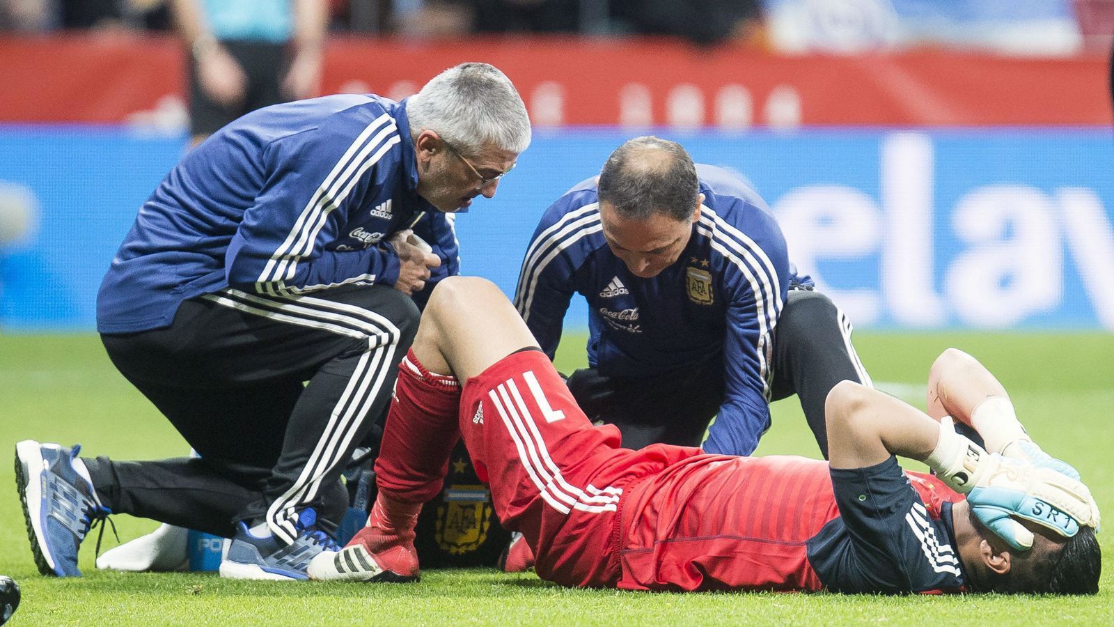 
                <strong>Sergio Romero (Manchester United)</strong><br>
                Für den argentinischen Nationaltorhüter Sergio Romero platzte der WM-Traum ebenfalls im Mai 2018. Der Schlussmann von Manchester United verletzte sich im Training der Albiceleste schwer am Knie und musste deshalb seine Endrunden-Teilnahme absagen, wo er - anders als bei ManUtd - die unumstrittene Nummer 1 gewesen wäre. Eine Rückkehr des 31-Jährigen ist noch nicht absehbar, weshalb United im Sommer mit Lee Grant (zuvor Stoke City) einen weiteren, routinierten Backup für Stammkeeper David De Gea verpflichtete.
              