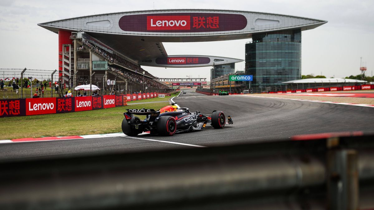 01 VERSTAPPEN Max (nld), Red Bull Racing RB20, action during the Formula 1 Lenovo Chinese Grand Prix 2024, 5th round of the 2024 Formula One World Championship, WM, Weltmeisterschaft from April 19 ...