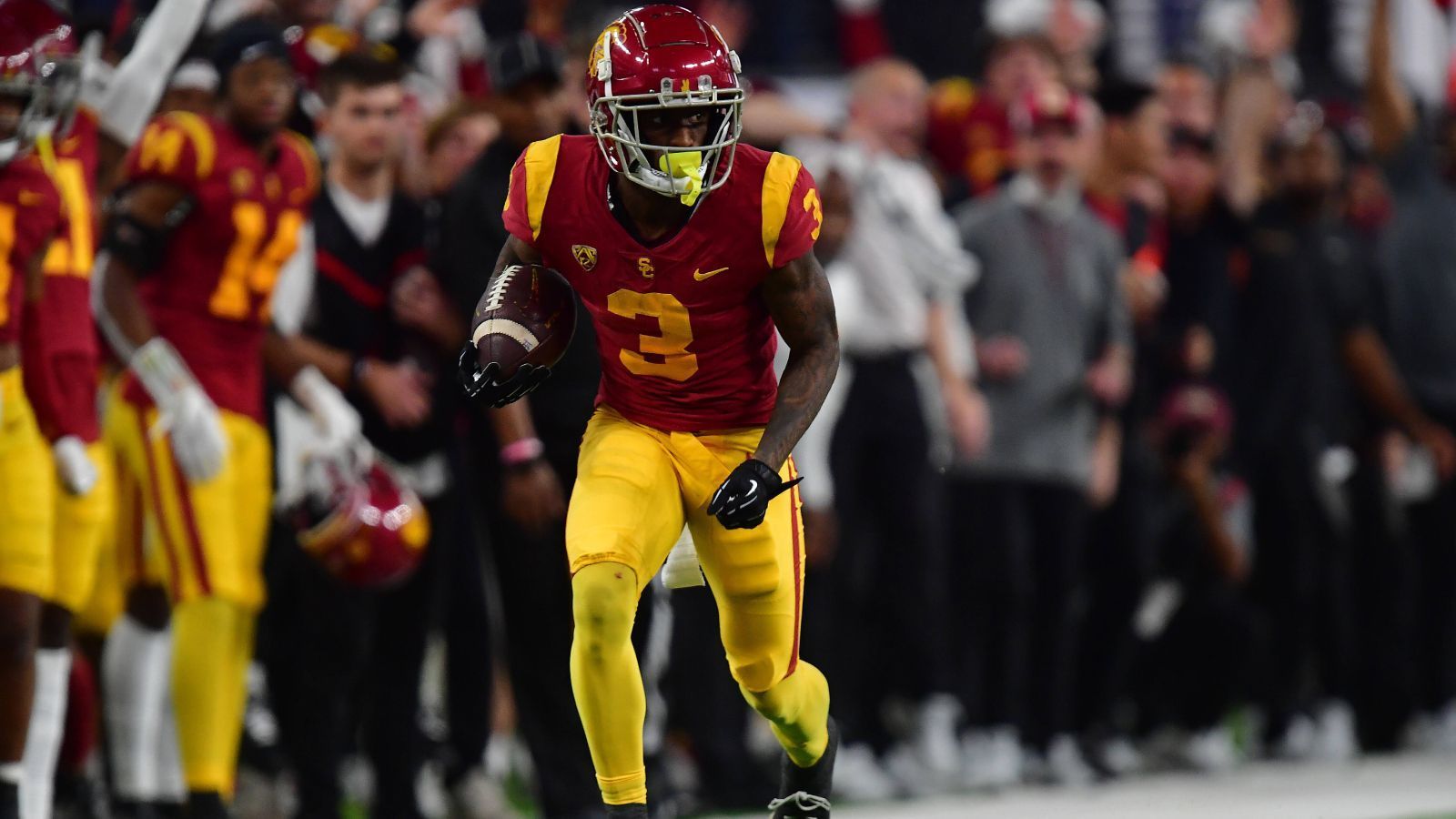 
                <strong>27. Pick: Buffalo Bills - WR Jordan Addison (USC)</strong><br>
                Den Buffalo Bills fehlt nominell nicht viel, um zu den besten Teams der Liga zu gehören. Das sagen Experten jedoch schon seit Jahren. Ein neuer Anlauf wird 2023 gewagt. Mit an Bord: Wide Receiver Jordan Addison, den die Bills an 27. Stelle auswählen werden. Mit Josh Allen an seiner Seite wird er produzieren und während Defenses womöglich mit Stefon Diggs und Gabriel Davis beschäftigt sind, erhält Addison leichtere 1-gegen-1-Matchups.
              