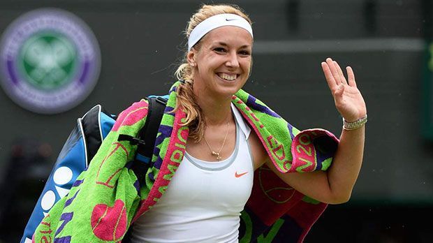 
                <strong>Der größte Erfolg ihrer Karriere</strong><br>
                Freudestrahlend verabschiedet sich Lisicki nach dem Wahnsinns-Sieg gegen die Weltranglistenerste vom Center Court. Die englischen Fans lieben die Deutsche und tauften sie wegen ihrer harten Schläge und ihres Siegeswillens "Doris Becker"
              