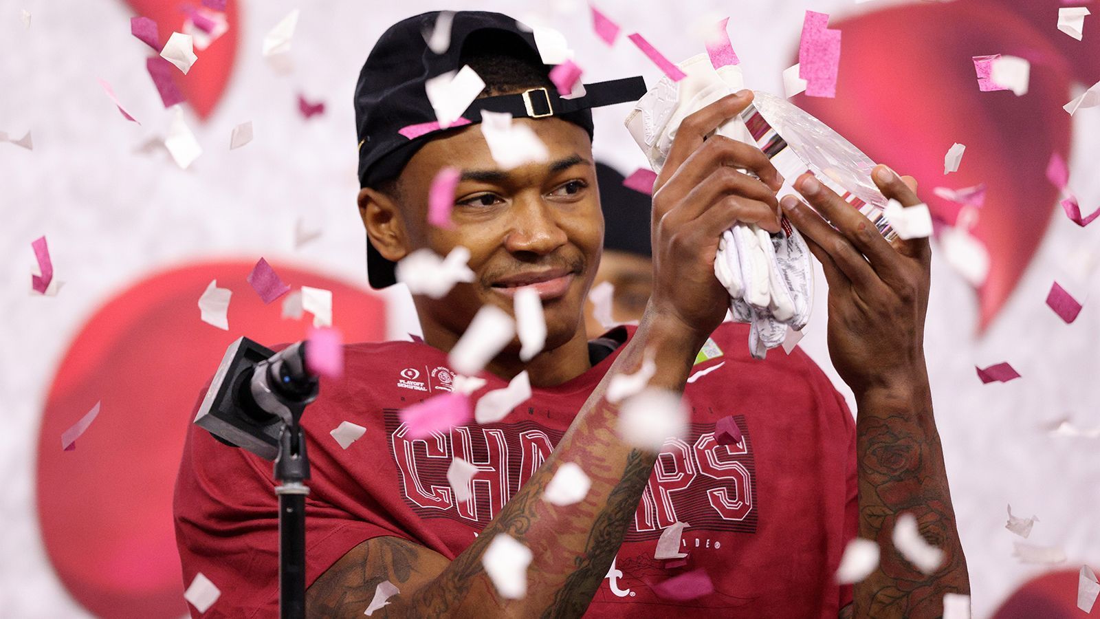 
                <strong>DeVonta Smith (Alabama Crimson Tide/Wide Receiver)</strong><br>
                Beinahe alle Stats von Smith stellen einen Jahresbestwert dar, so wie die 98 gefangenen Bälle, die er in 1.511 Receiving-Yards ummünzte. Aus nationaler Sicht steht der Mann aus Alabama bei den Receiving-Touchdowns (17) und Receiving-Yards pro Spiel (137,4) auf Platz zwei.
              